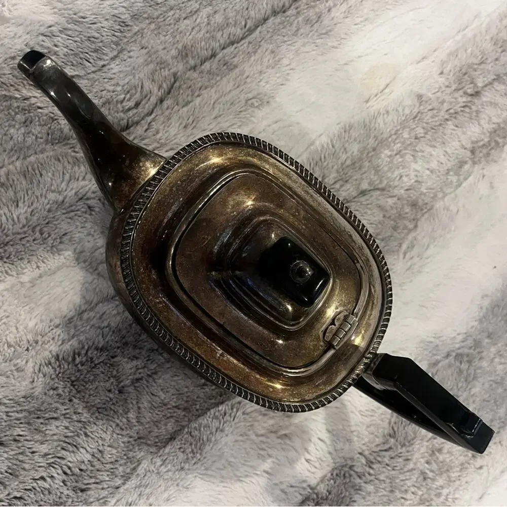CHELTENHAM & CO ENGLISH TEAPOT  Plated teapot made in Sheffield England